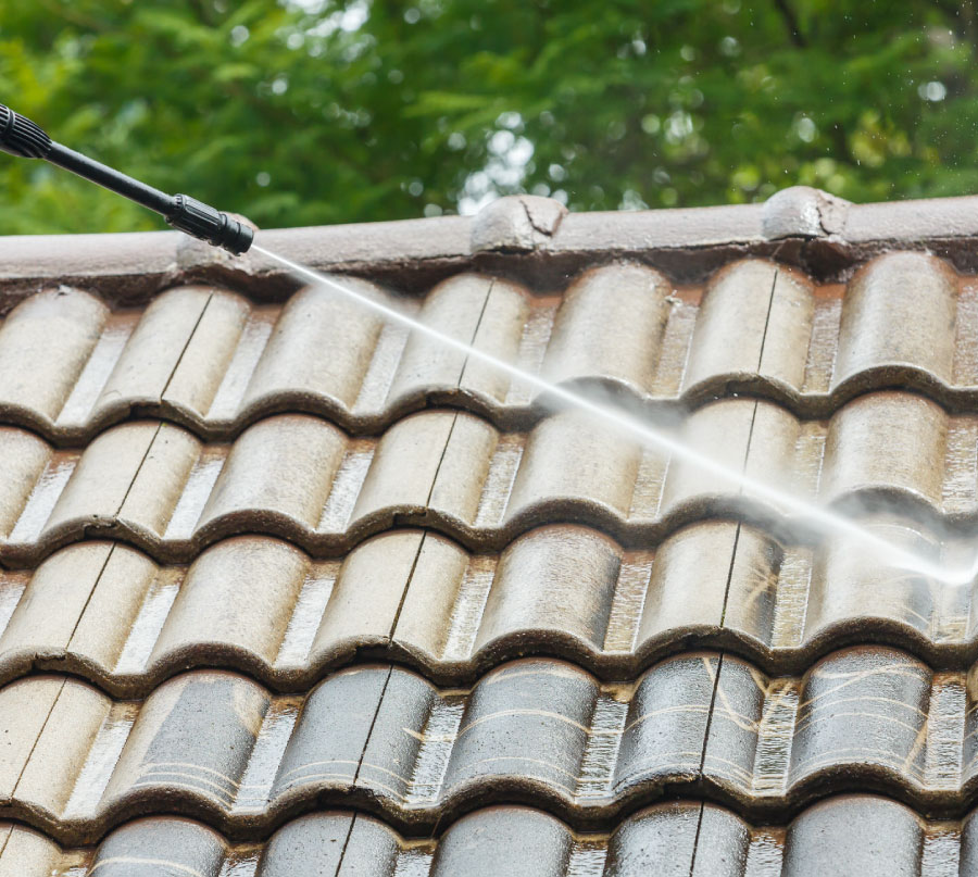 Travaux de démoussage de toiture dans le Val d’Oise (95)  